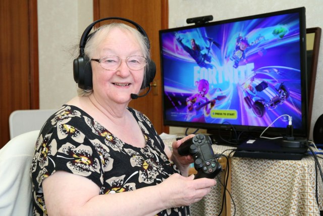 BAKA GEJMERKA - Ima 75 godina i igra Fortnajt svake noći: Ukun mi je poručio da niko neće da me gleda, sada se UJEO ZA JEZIK (VIDEO)