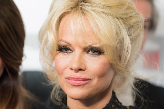 OMRAŽENI TREND iz 90-ih ponovno na sceni: Pamela Anderson je njegov veliki FAN, a vi?