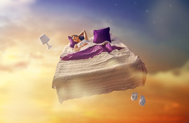 Sanjate li ISTI SAN više puta? Stručnjaci objašnjavaju značenje KAŠNJENJA ILI PADANJA u snu