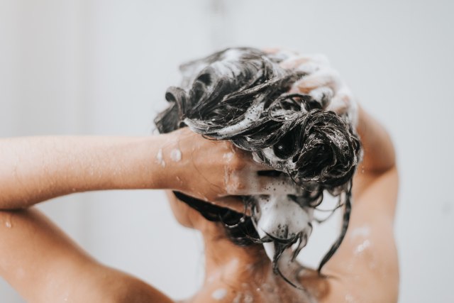 Frizerka otkriva kako treba PRATI KOSU - šampon tako ima MAKSIMALAN efekat, a NEVEROVATNE REZULTATE ćete videti već posle par pranja