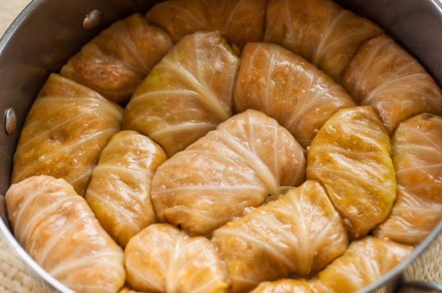 Ovako se sprema prava SRPSKA SARMA: Tradicionalni RECEPT koji se prenosi s kolena na koleno!