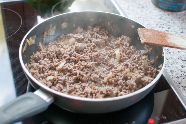 Zašto se prilikom prženja mlevenog mesa POJAVLJUJE BELA PENA i kako da je uklonite?