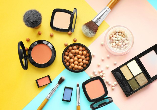 Većina šminku i kozmetiku drži na POGREŠNOM MESTU u kući – ova prostorija može SKRATITI rok trajanja proizvoda i potpuno PROMENITI NJIHOV SASTAV!