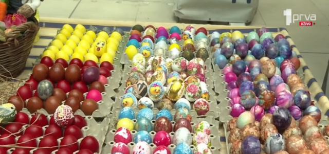 Cene jaja pred Veliki petak: Od 60 do 150 dinara je komad, a ko najviše kupuje ofarbana jaja na pijaci? (VIDEO)