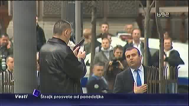 Mahao pištoljem ispred Vlade Srbije