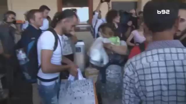 Volonteri pomažu izbeglice u Beèu