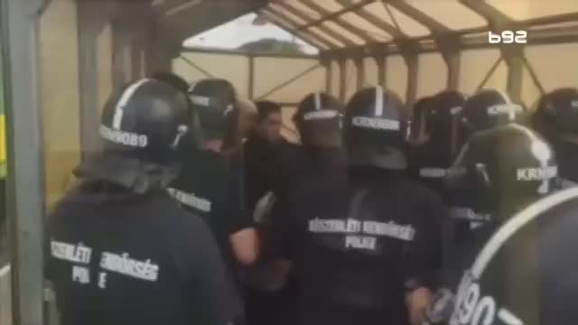 Policija zaustavila voz, migrante vode u kamp