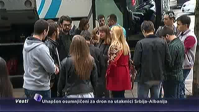 Srpski studenti na meču, Rami na poklon nose ćilim