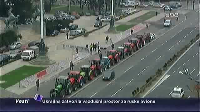 Protest poljoprivrednika - traktori ispred skupštine