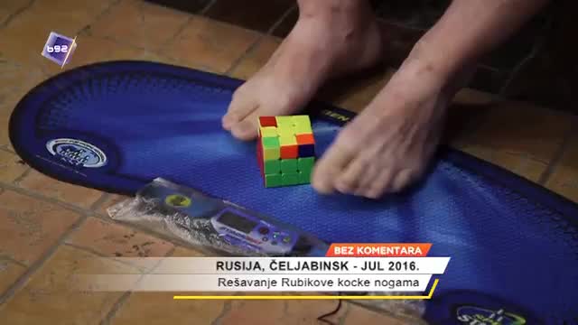 Rešavanje Rubikove kocke nogama