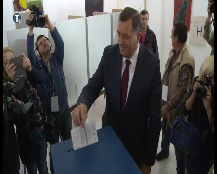 Referendum u RS: Dodik glasao sa suprugom i sinom