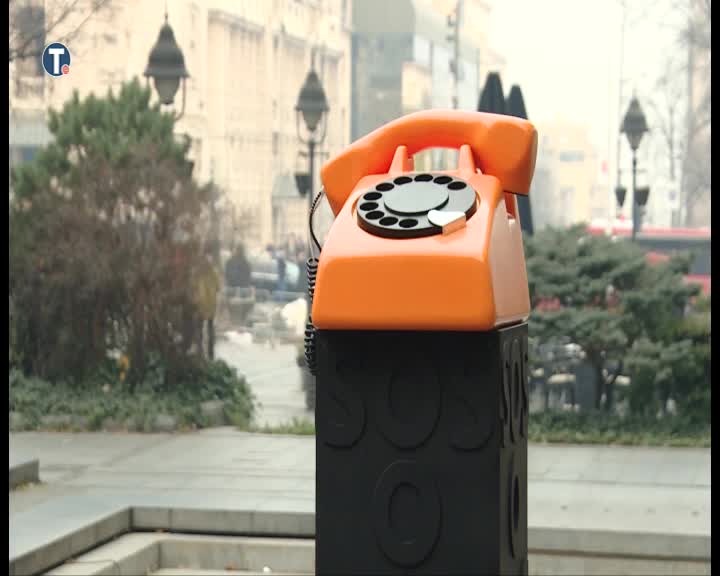Džinovski telefon zvoni na uzbunu protiv nasilja nad ženama