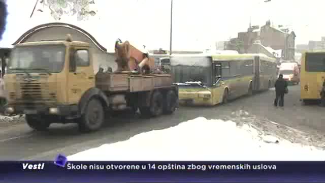 Sneg i dalje pada, u Beogradu haos u saobraæaju