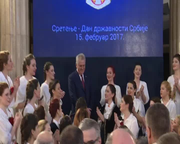 Nikolić uručio ordenja, dobio pesmu za rođendan