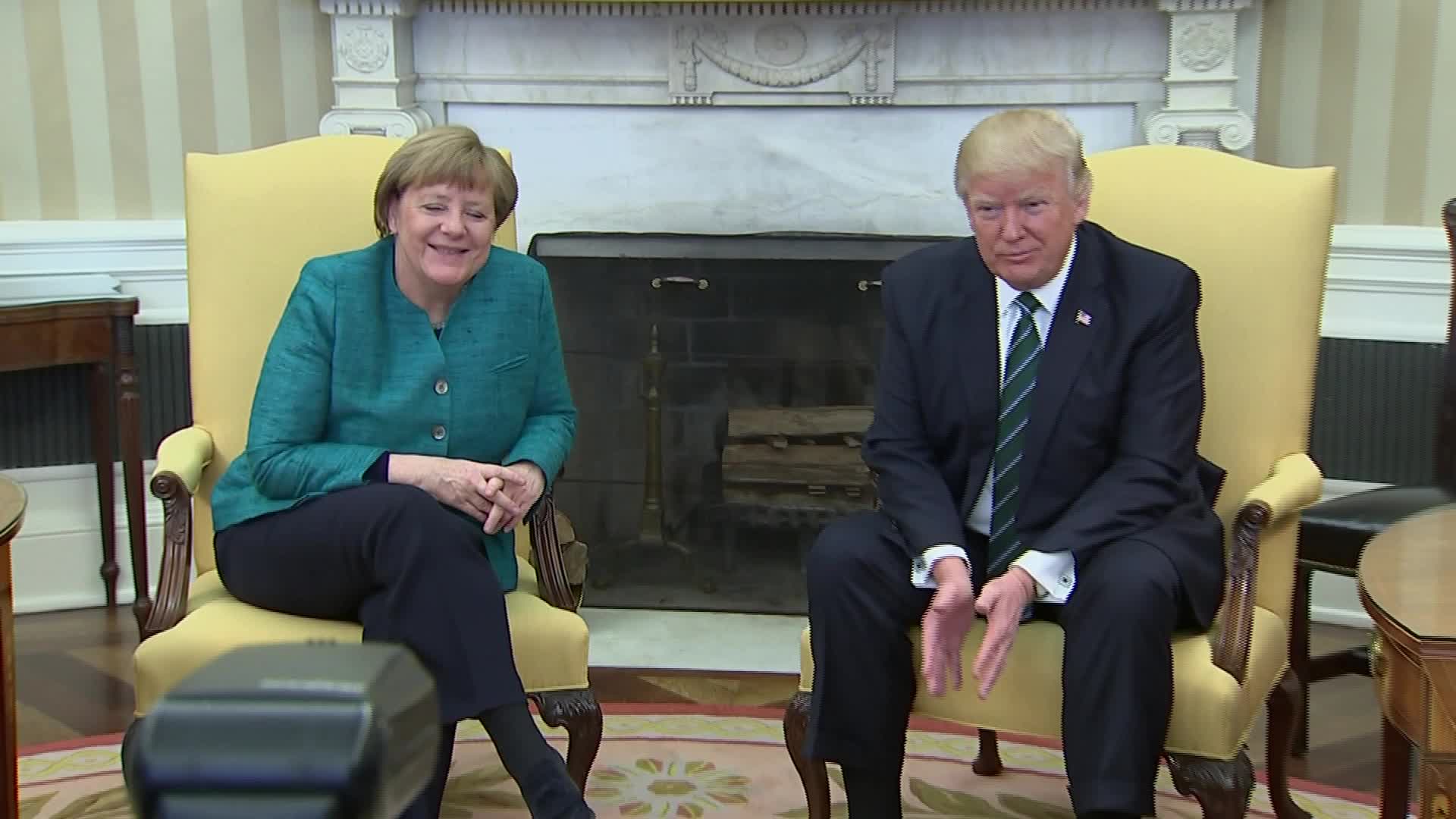 Tramp odbio da pruži ruku Angeli Merkel