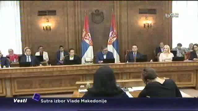 Poslednja Vučićeva sednica kao premijer, delio knjige