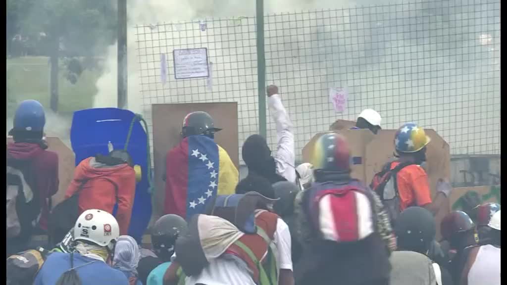 Žestoki sukobi, demonstranti udarili na bazu Karlota