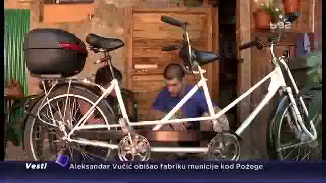 Slepi mladiæ koji pravi bicikle