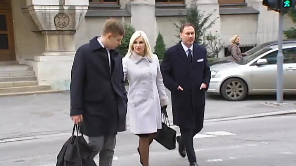 Ministarka Zorana Mihajloviæ sa sinom i partnerom u crkvi