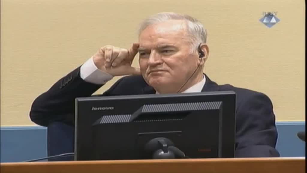 Mladić u sudnici, odmahuje glavom na Srebrenicu