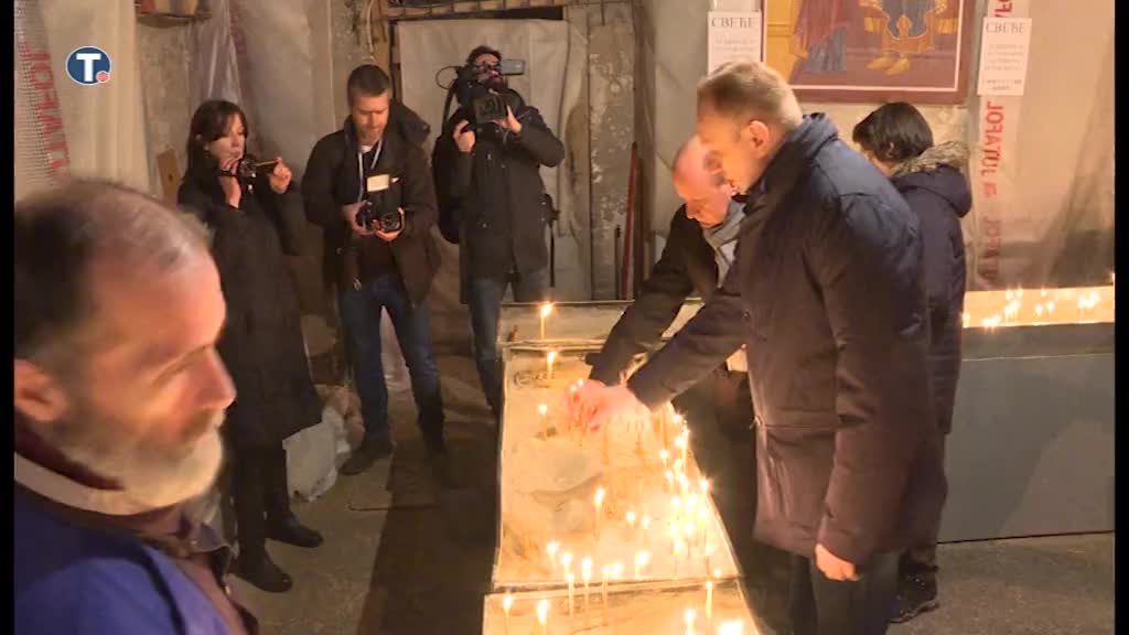 Sveće kod Hrama, građani odaju poštu Ivanoviću
