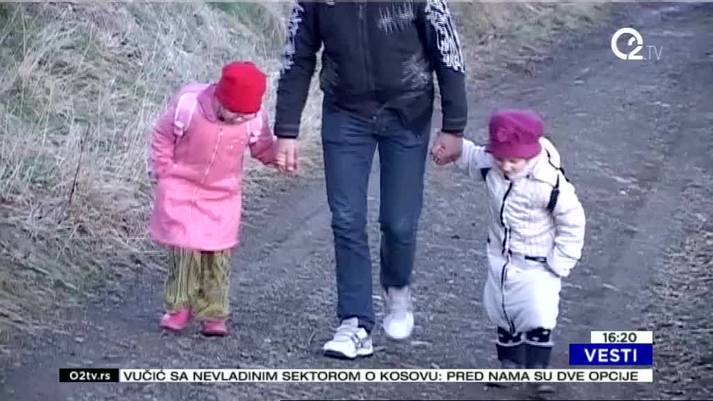 Svako jutro pešači desetak kilometara da odvede ćerke u predškolsko