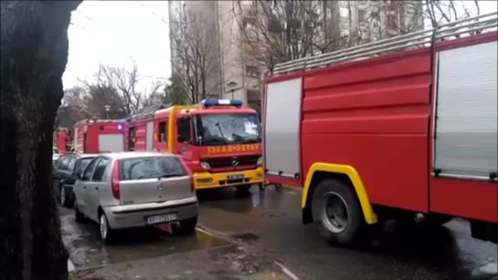 Požar u soliteru, nepropisno parkirani koče vatrogasce
