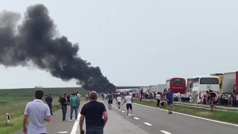 Snažna eksplozija na auto-putu kod Peæinaca