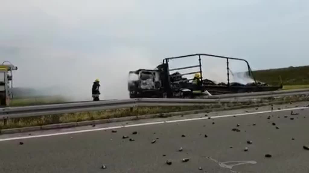 Eksplozija na auto-putu, kamion potpuno izgoreo