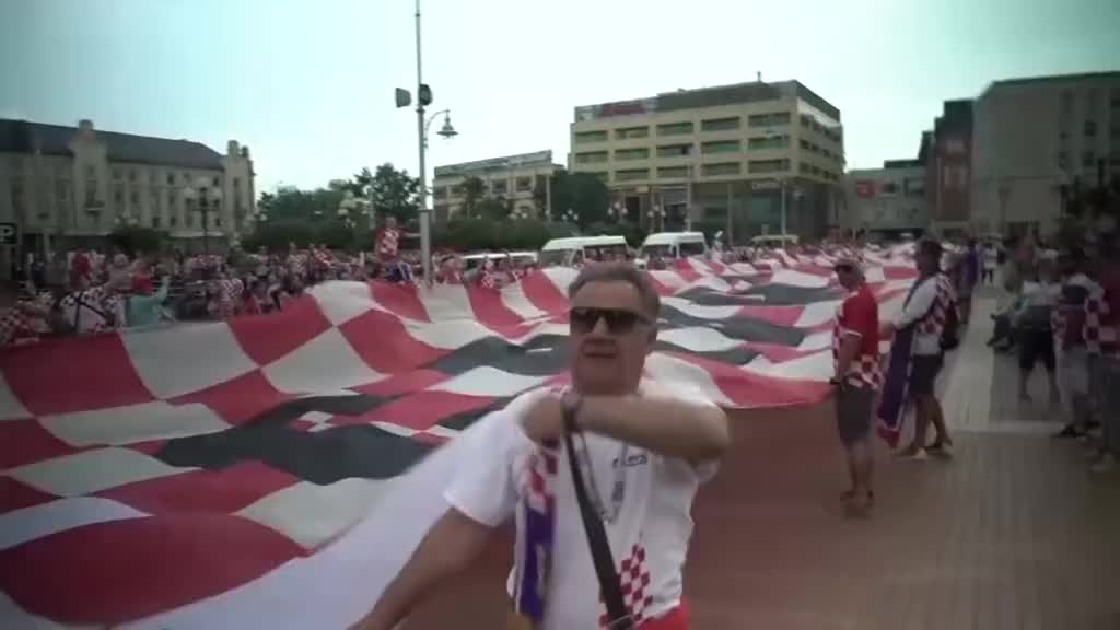 Hrvati se šepure sa zastavom dimenzija 96x10,5 metara