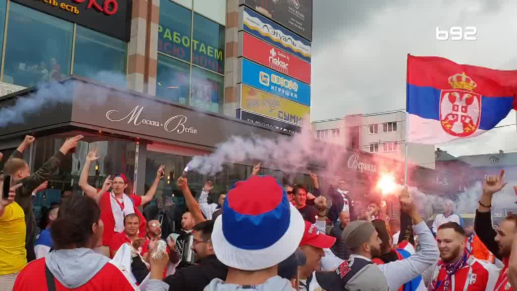 Pesma i bakljada navijaèa Srbije na ulicama Kalinjingrada