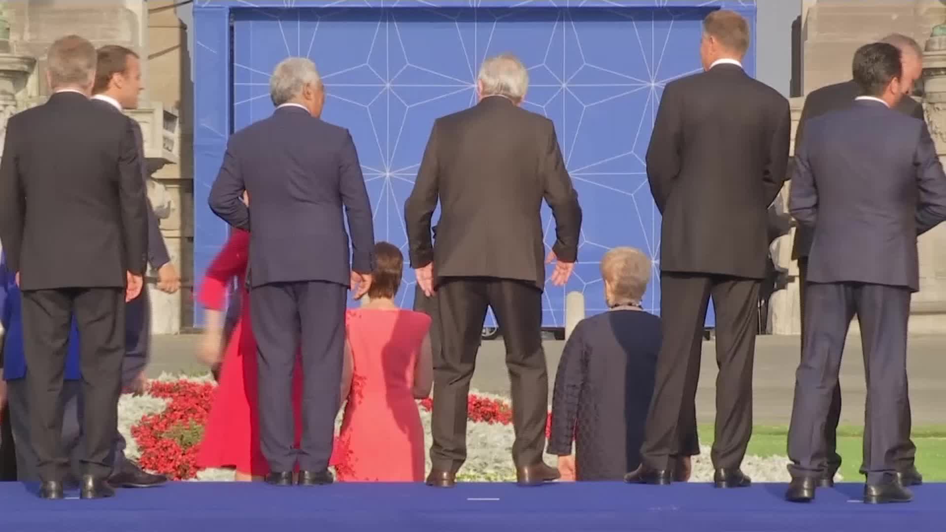 Junker posrtao, lider NATO ga jedna održavali na nogama