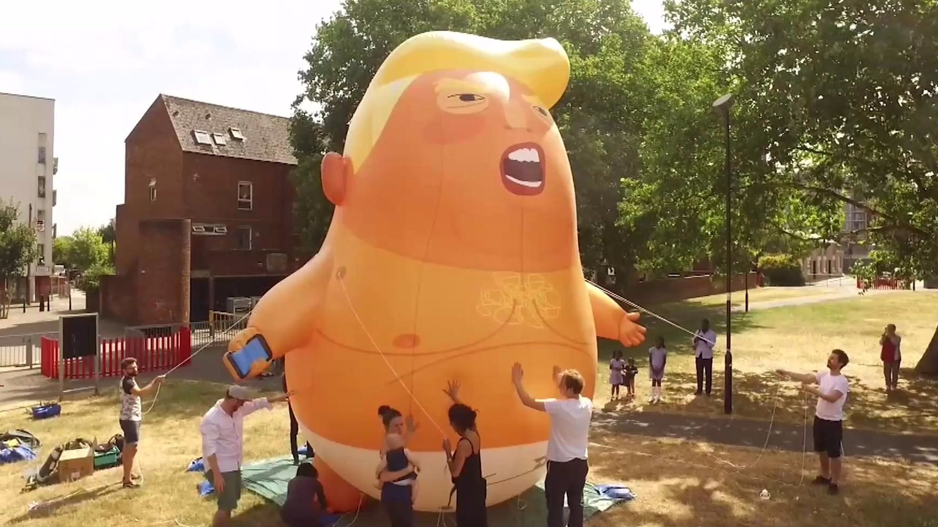 Беба балон Трамп спремна за прве кораке