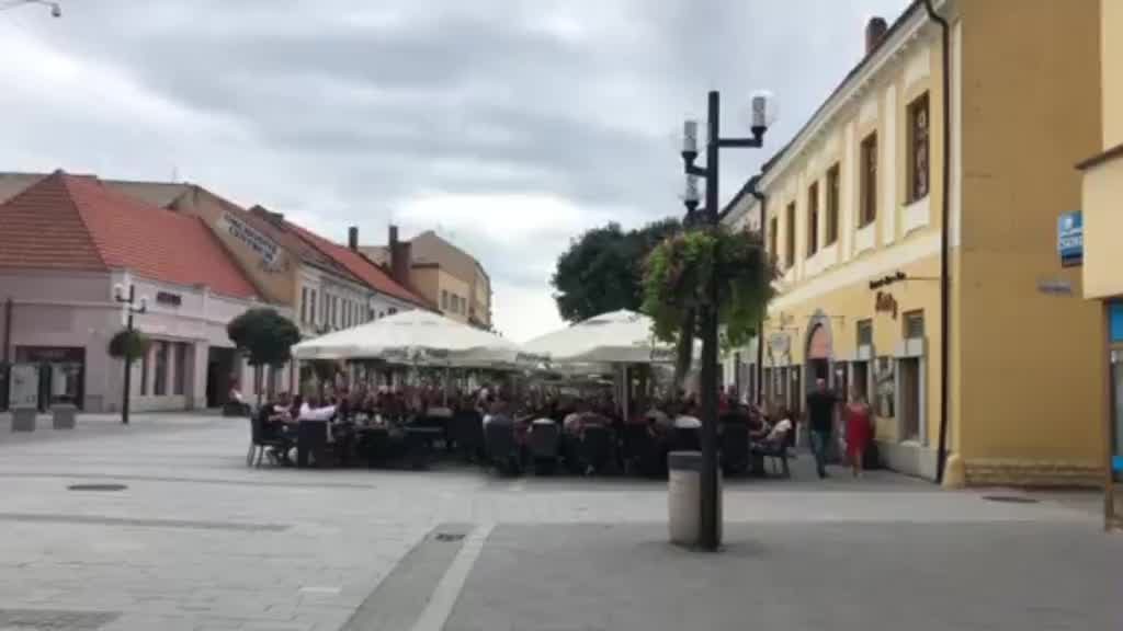 "Delije" navijaju na Trgu u Trnavi