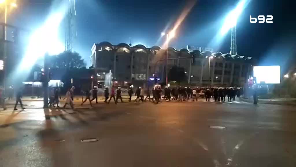 Navijači Srbije ulaze na stadion u Podgorici uz policijsku pratnju