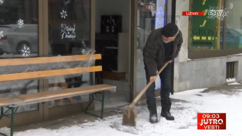 Ko ne očisti sneg ispred kuće, kazne od 5.000 do 100.000