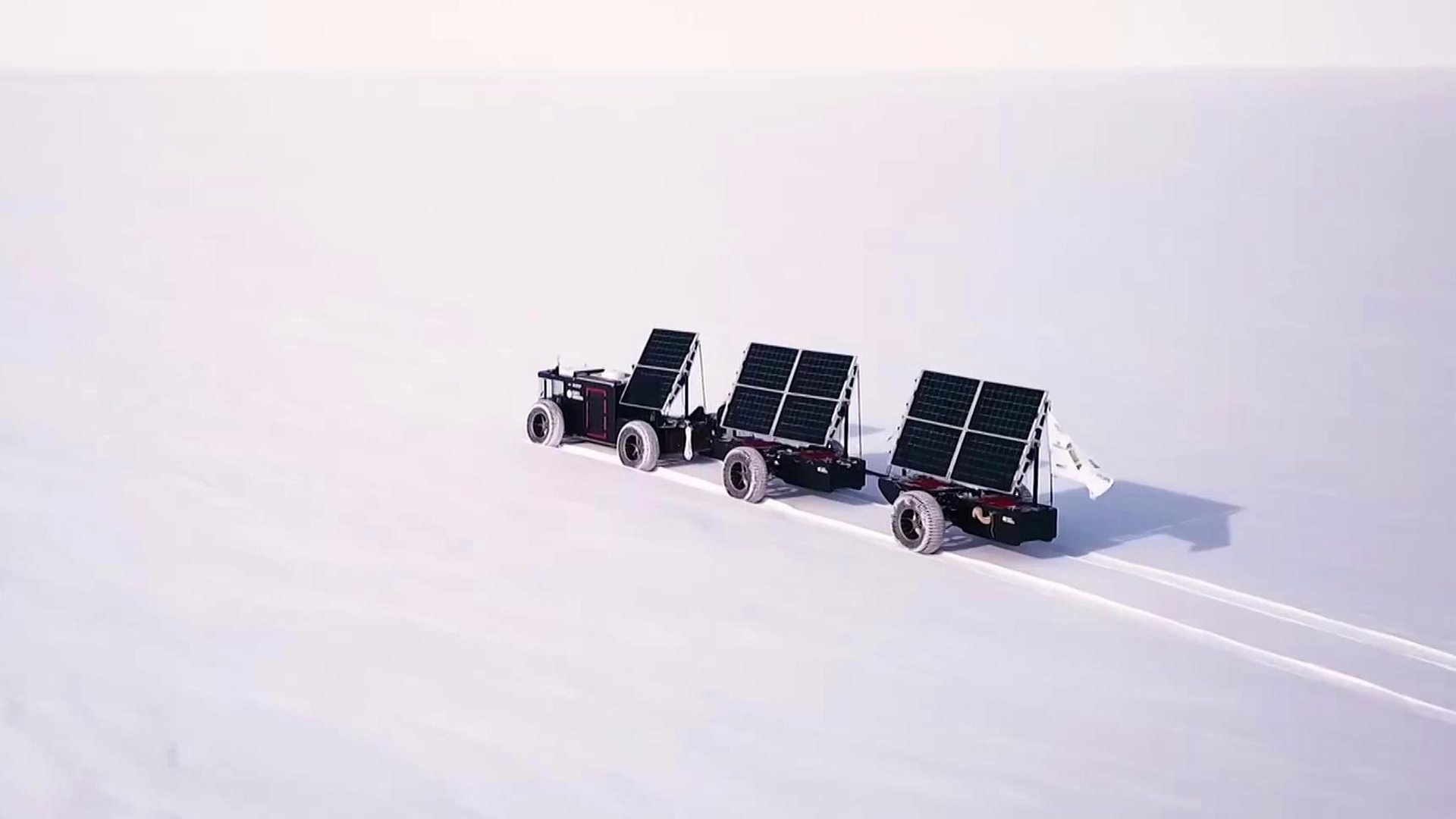 Ауто од пластике на путу преко Антарктика