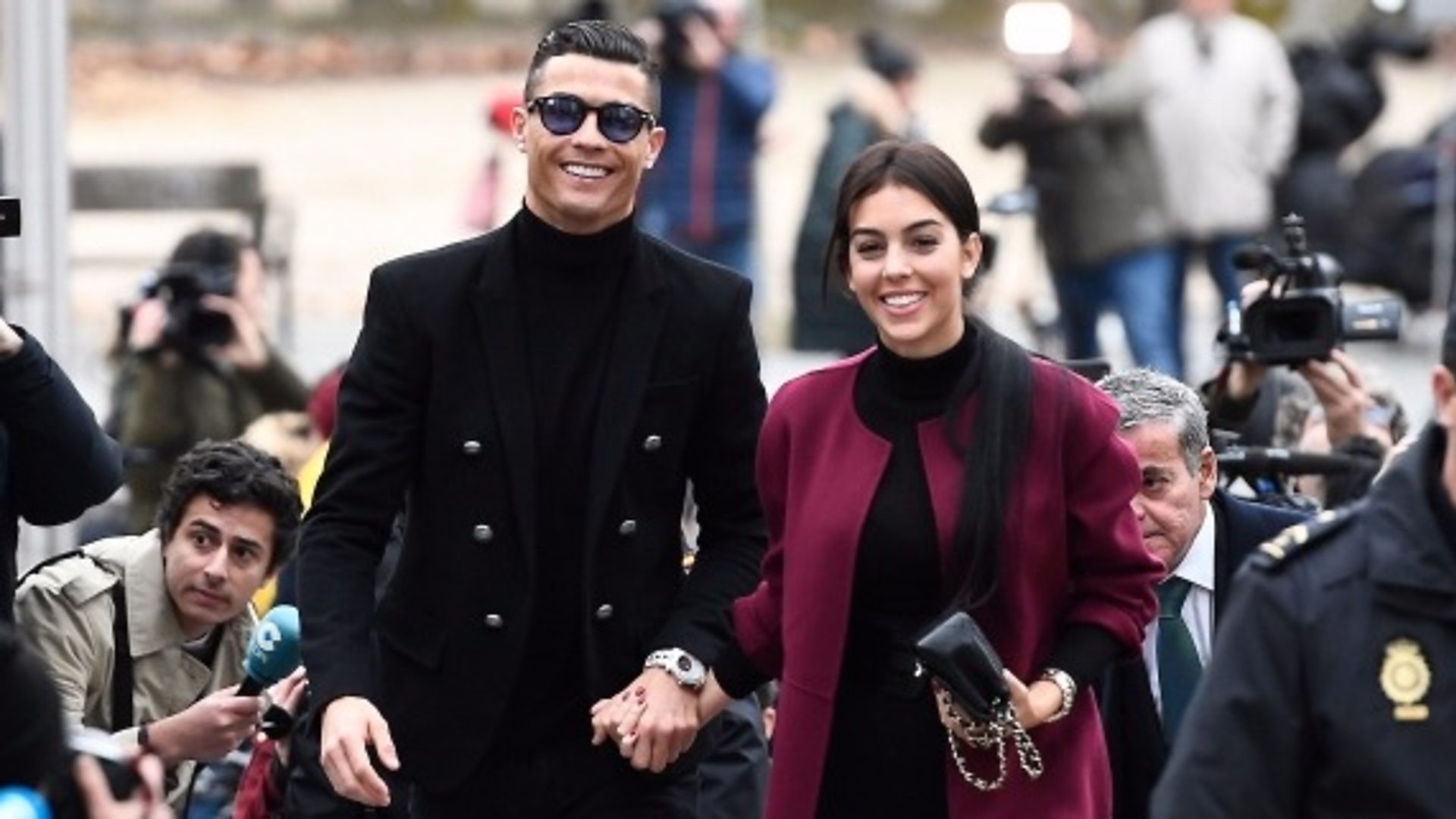 Ronaldo signs autograph on way to court