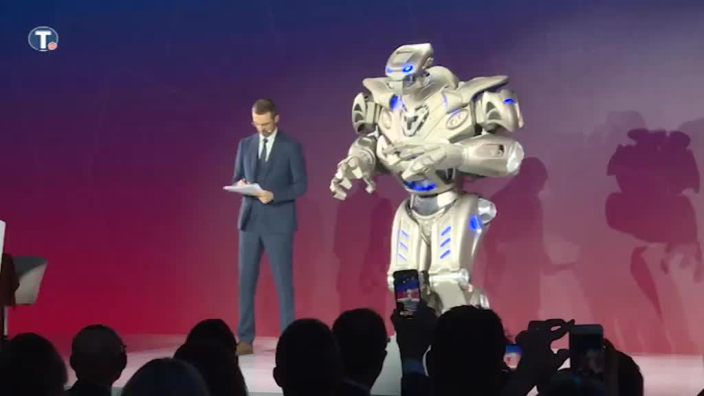 Robot Titan igra "Gangnam Style"
