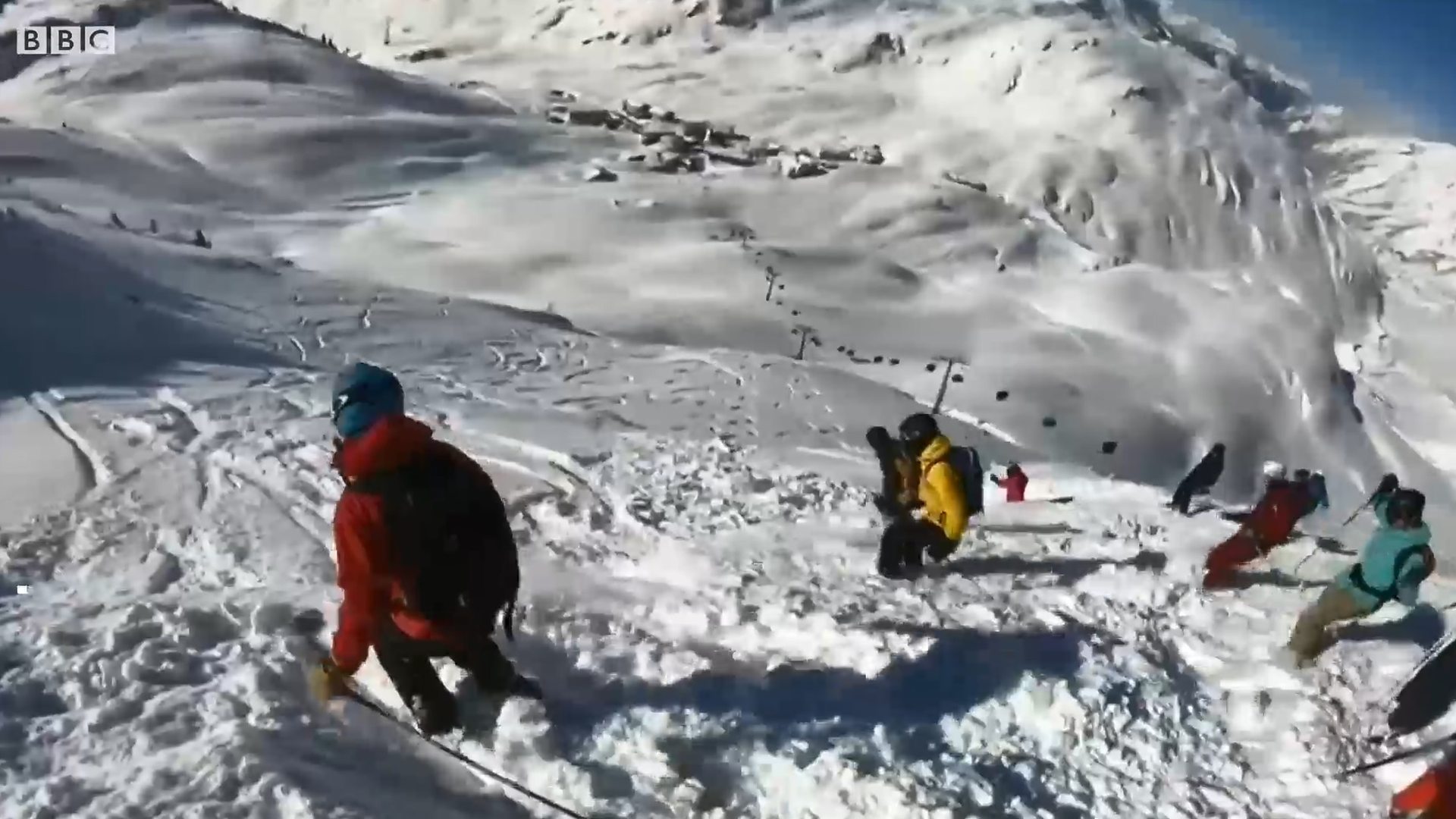 Neverovatan snimak kako lavina odnosi skijaše