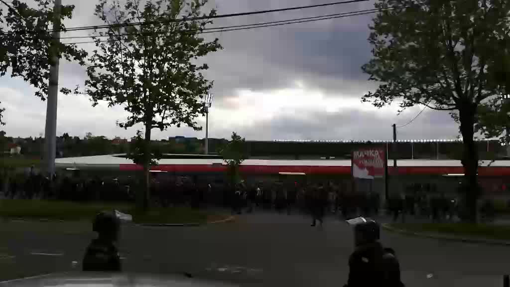 Navijači Partizana stižu na stadion 