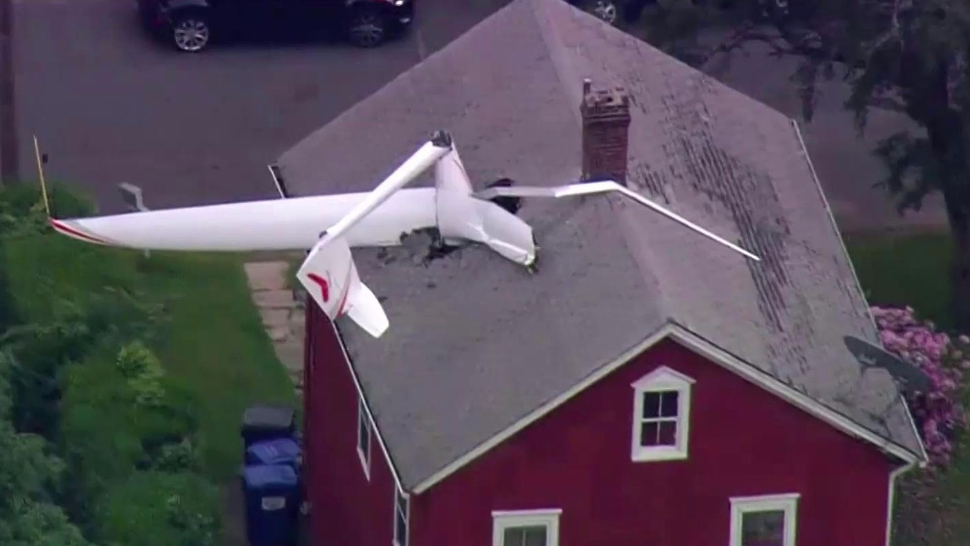 Летелица која је завршила у крову куће