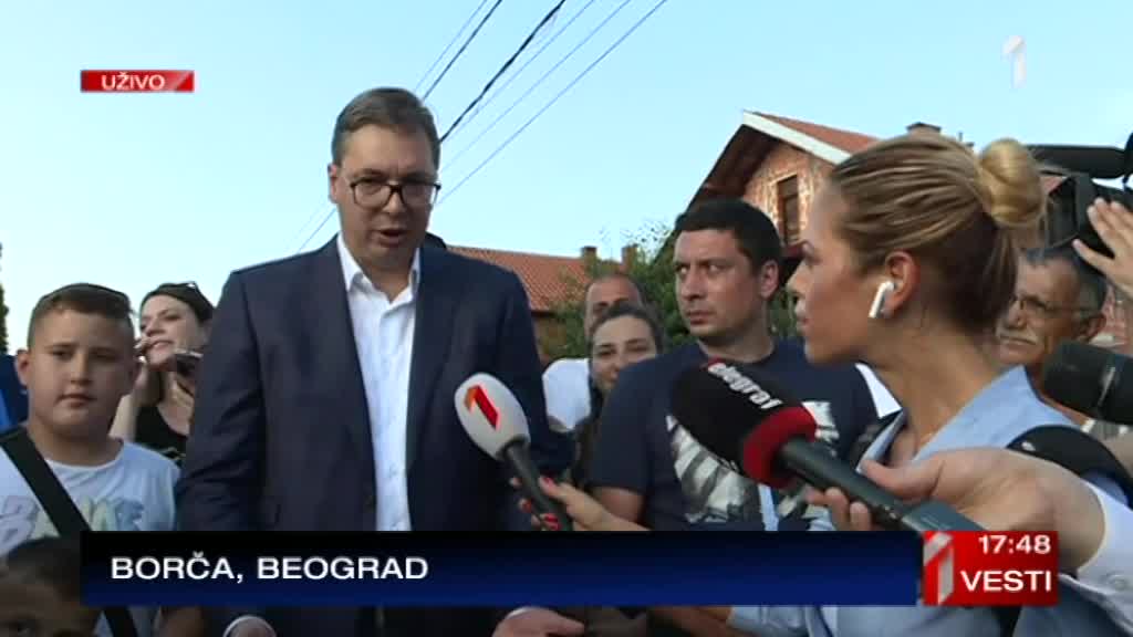 Vučić u Borči razgovarao sa građanima