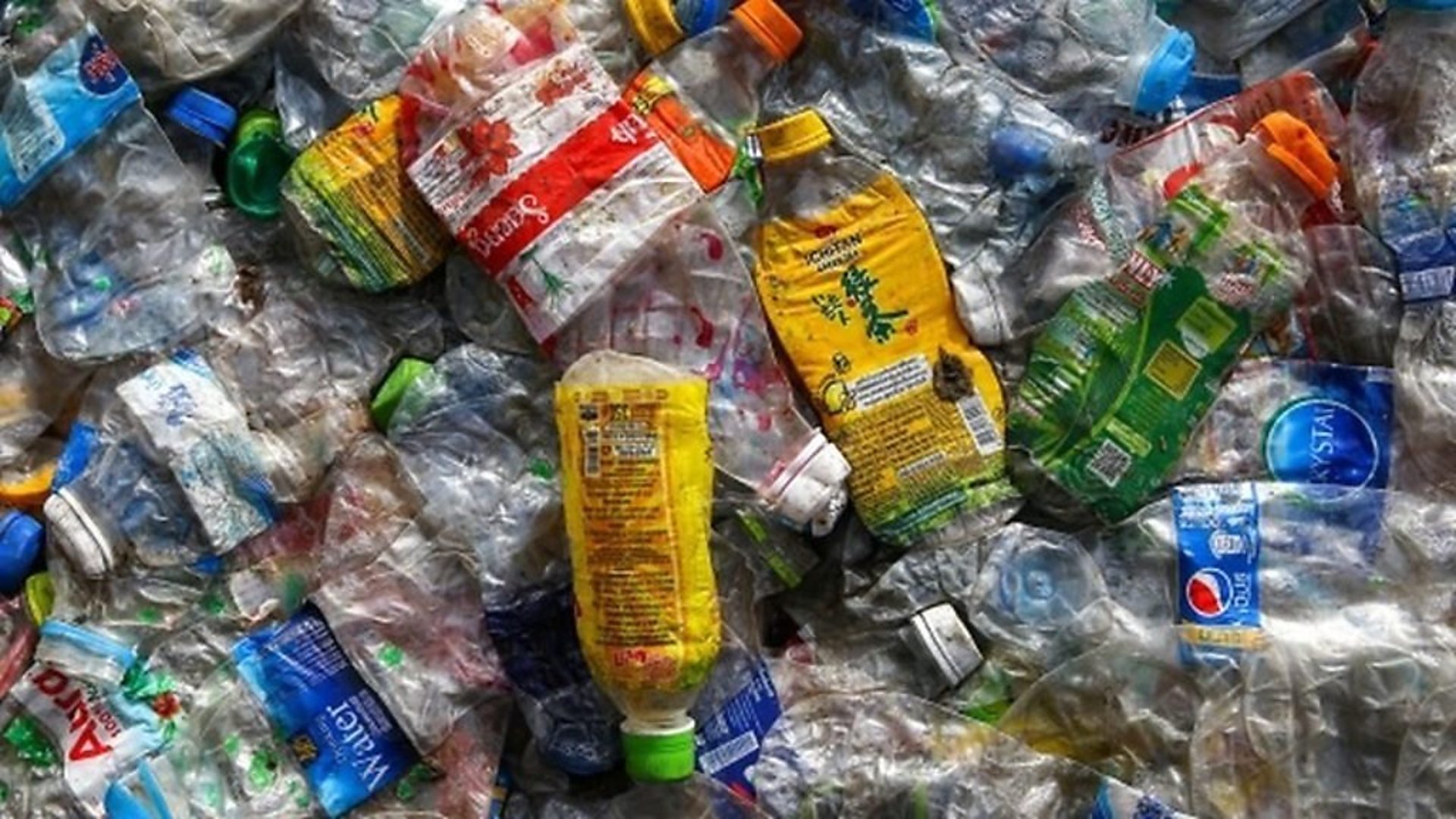Да ли пластични отпад може да окружи плане&#x