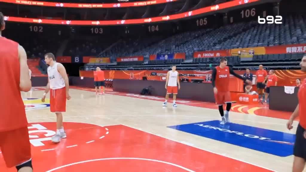 Bogdanović vežba trojke preko Jokića