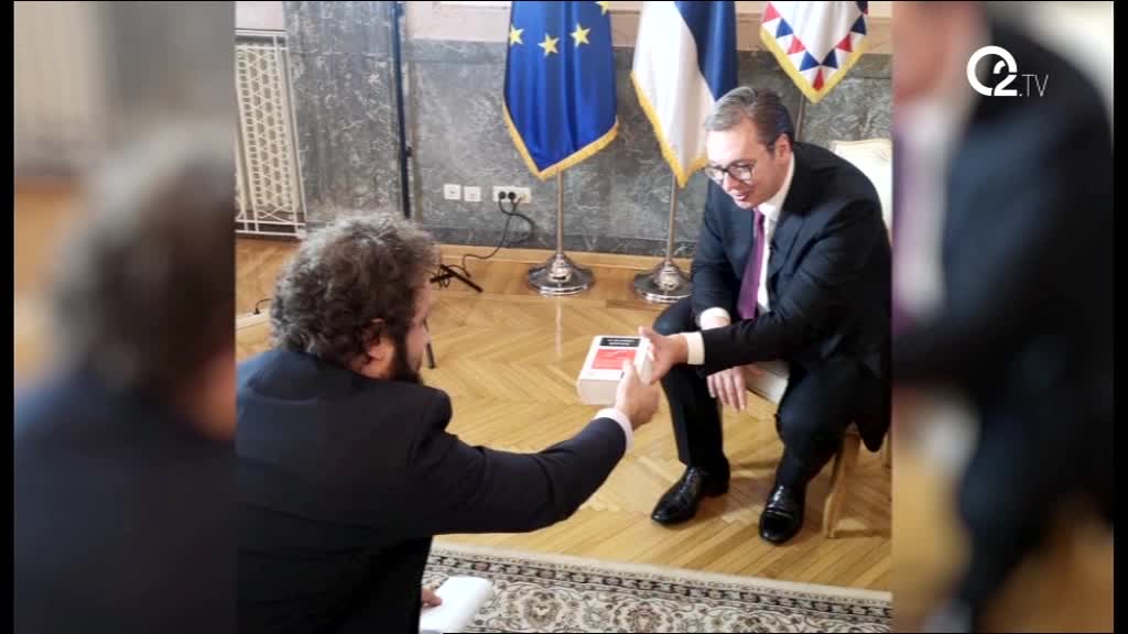Vučić dobio na poklon albanski rečnik