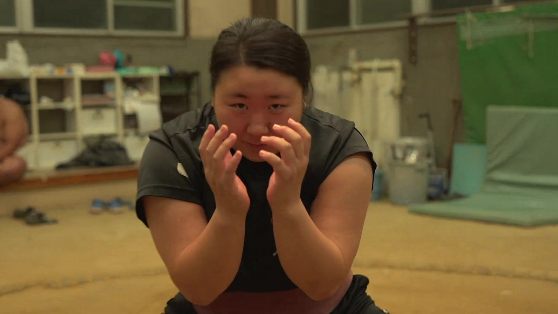 Јапанска сумо рвачица која пркоси вишевеC