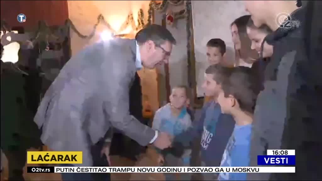 Vučić obišao samohranu majku devetoro dece