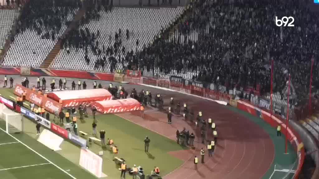 Tuča navijača Partizana pred početak derbija VIDEO