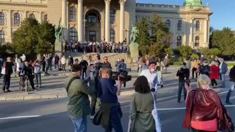 Sukob penzionera i obezbeðenja Sergeja Trifunoviæa ispred Skupštine Srbije